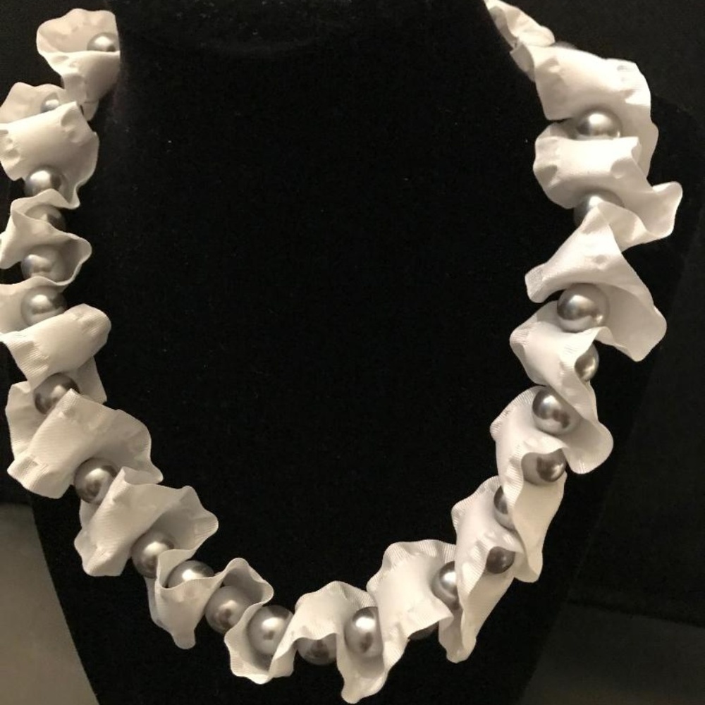 KATA BANKO COUTURE - WHITE RUFFLED NECKLACE